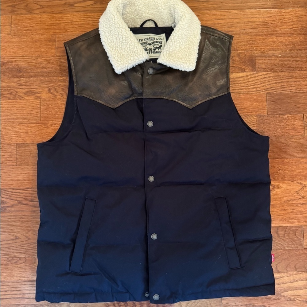 NEW LEVIS PUFFER VEST COLOR BLOCK WHITE BLUE BROWN MED FAUX LEATHER MULTI MEDIA